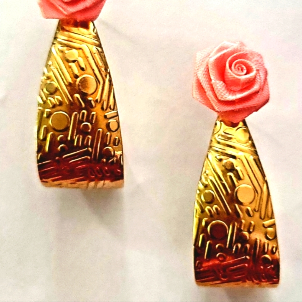ESTATEFIND  NEW FLORAL ROSE ETCHED DROPDANGLE  RARE FIND EARRINGS